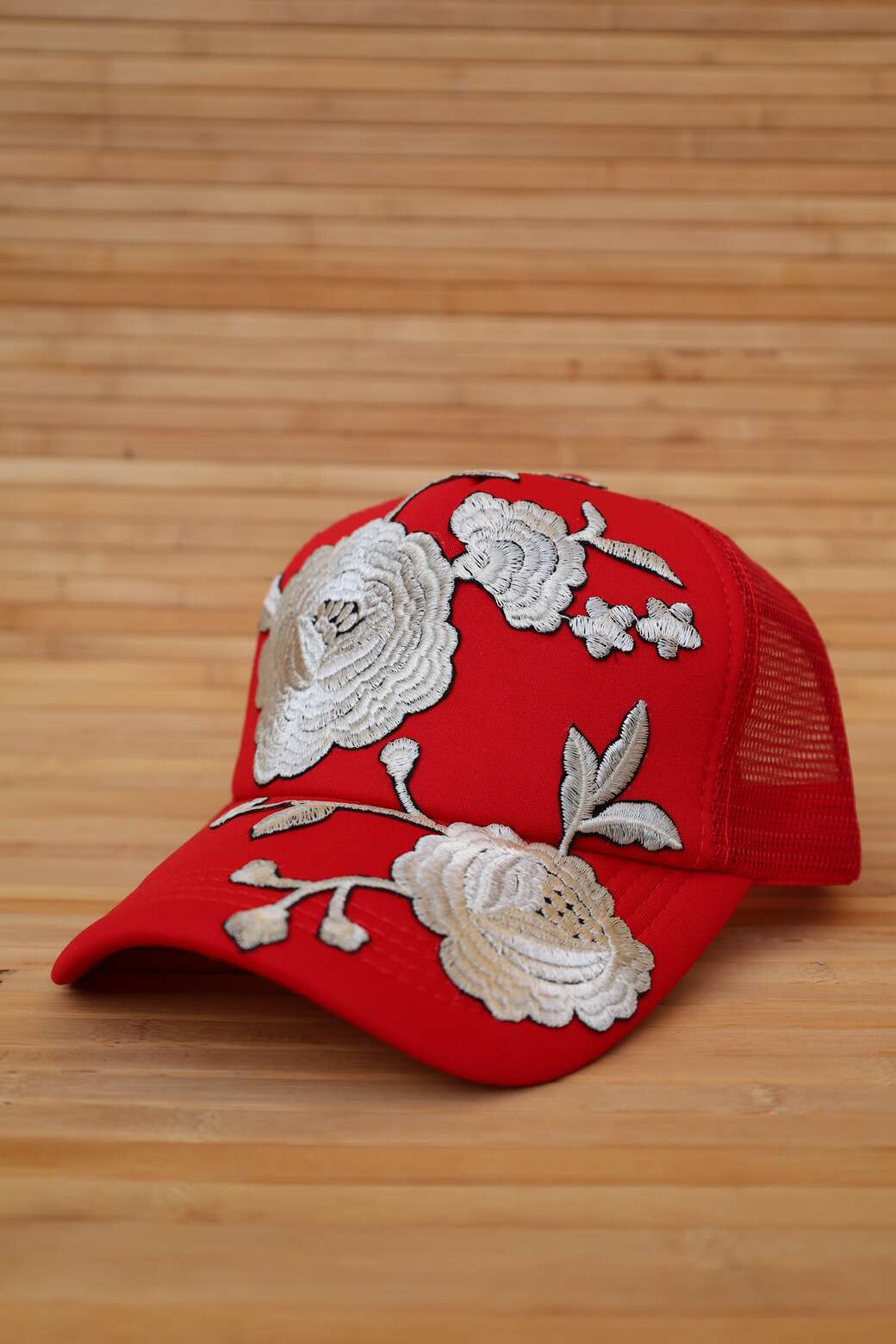 Gorra Roja con Bordado Floral Beige