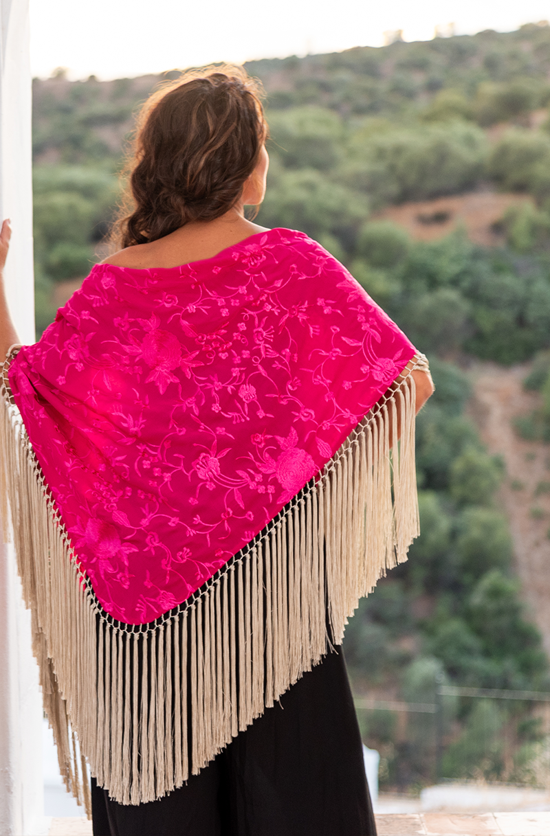 Mantón Cantiña | Rosa con fleco beis