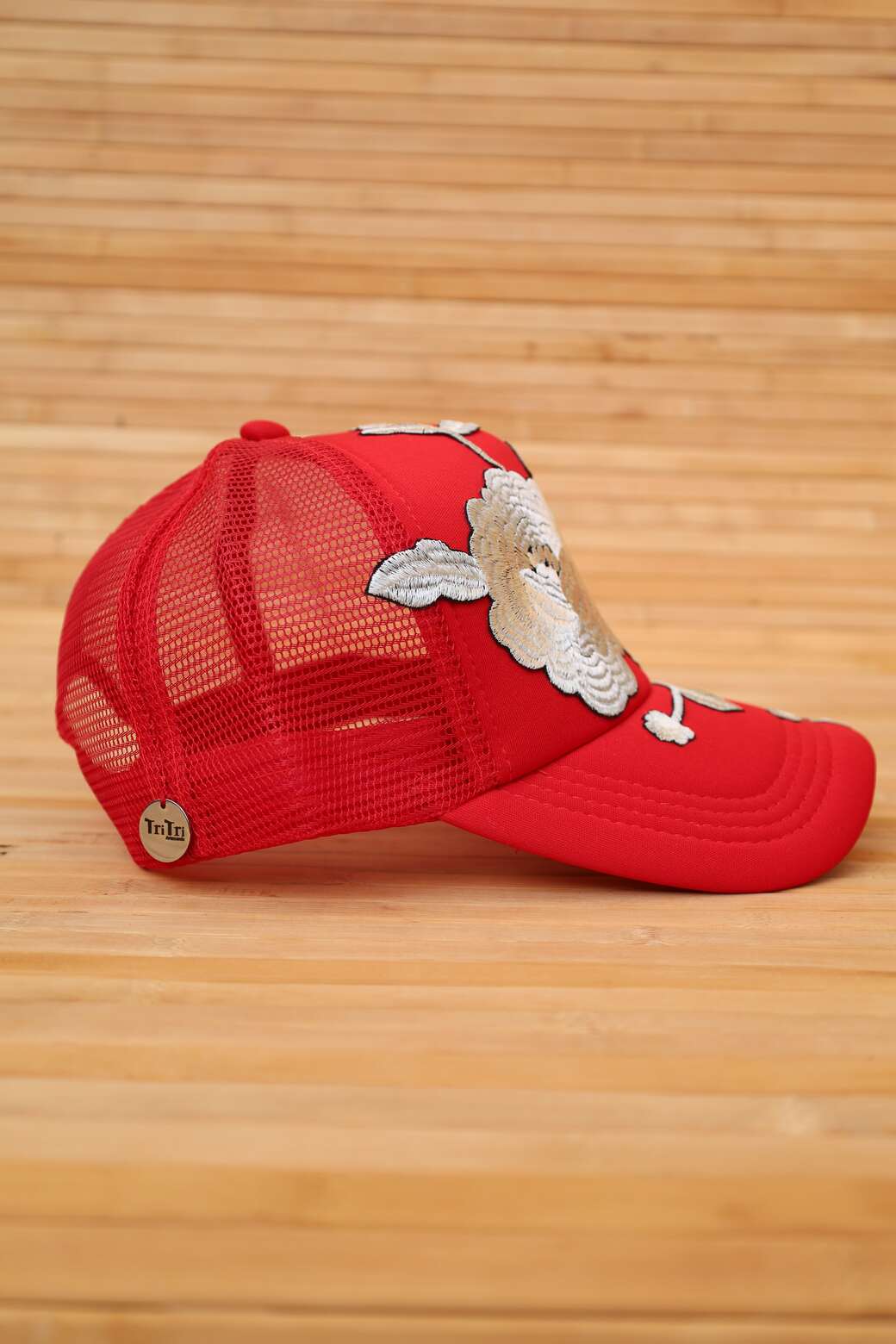 Gorra Roja con Bordado Floral Beige